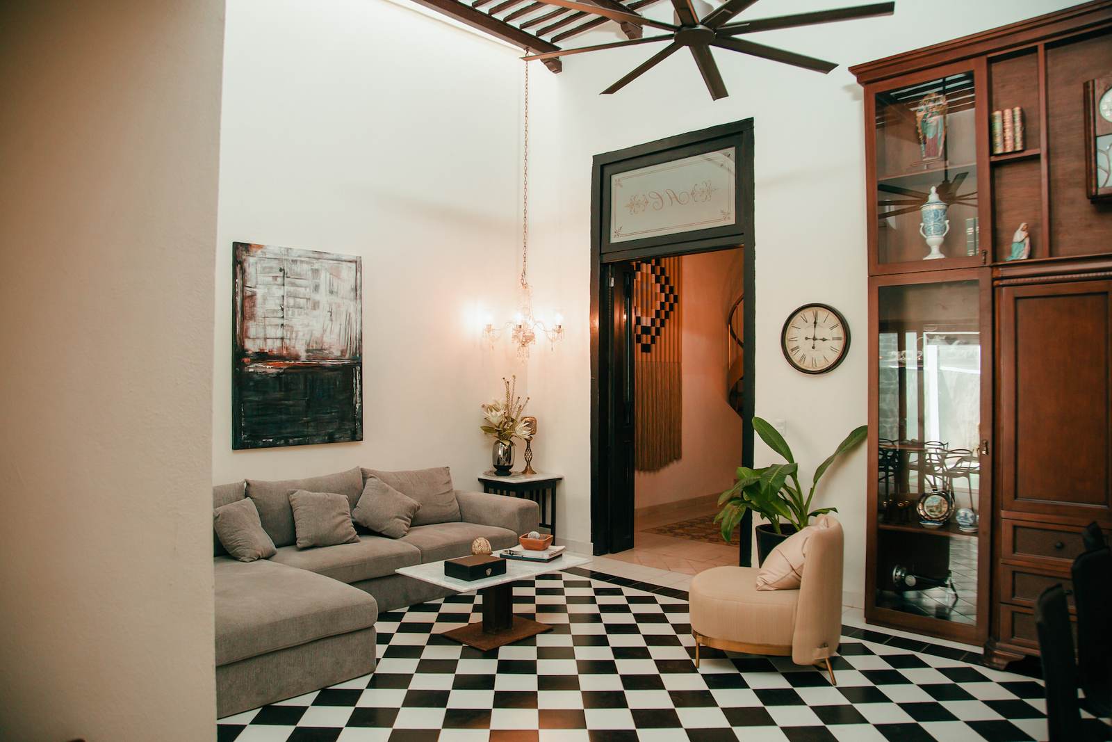 Sala con piso de ajedrez y detalles yucatecos