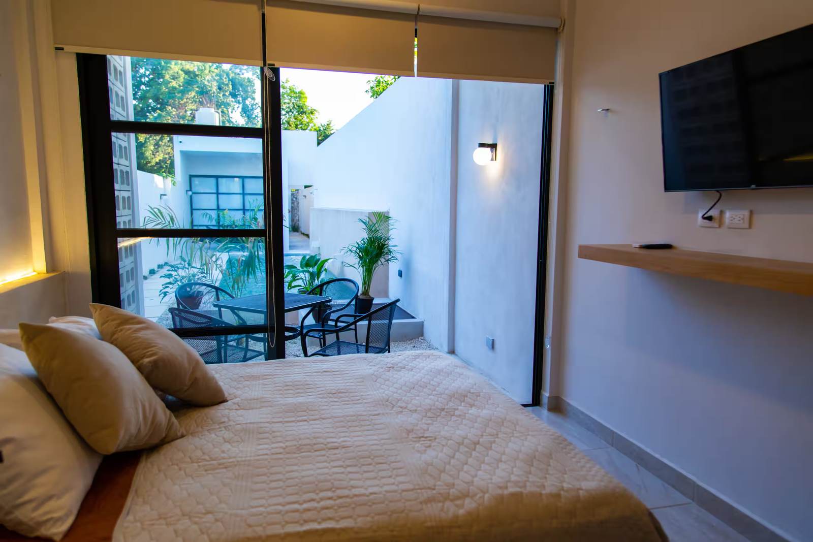 Habitación con salida al patio