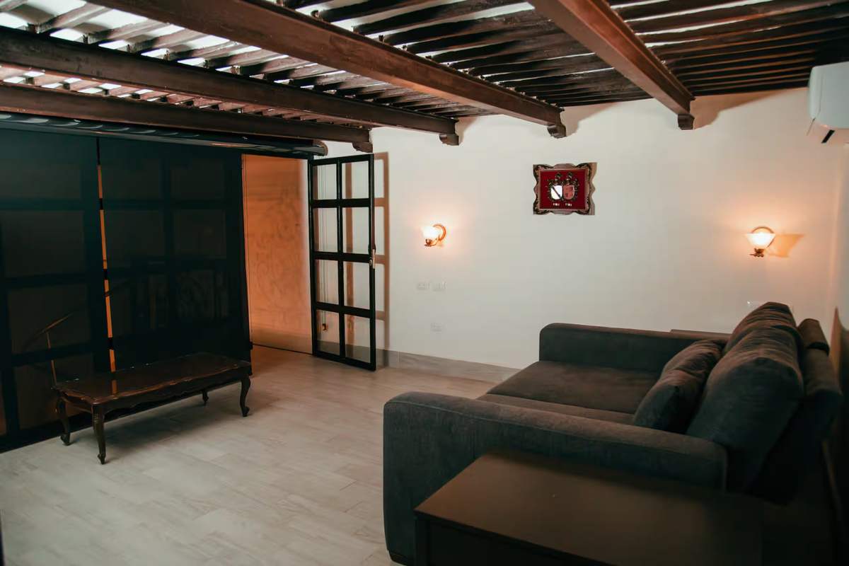 Sala de estar con vigas de madera