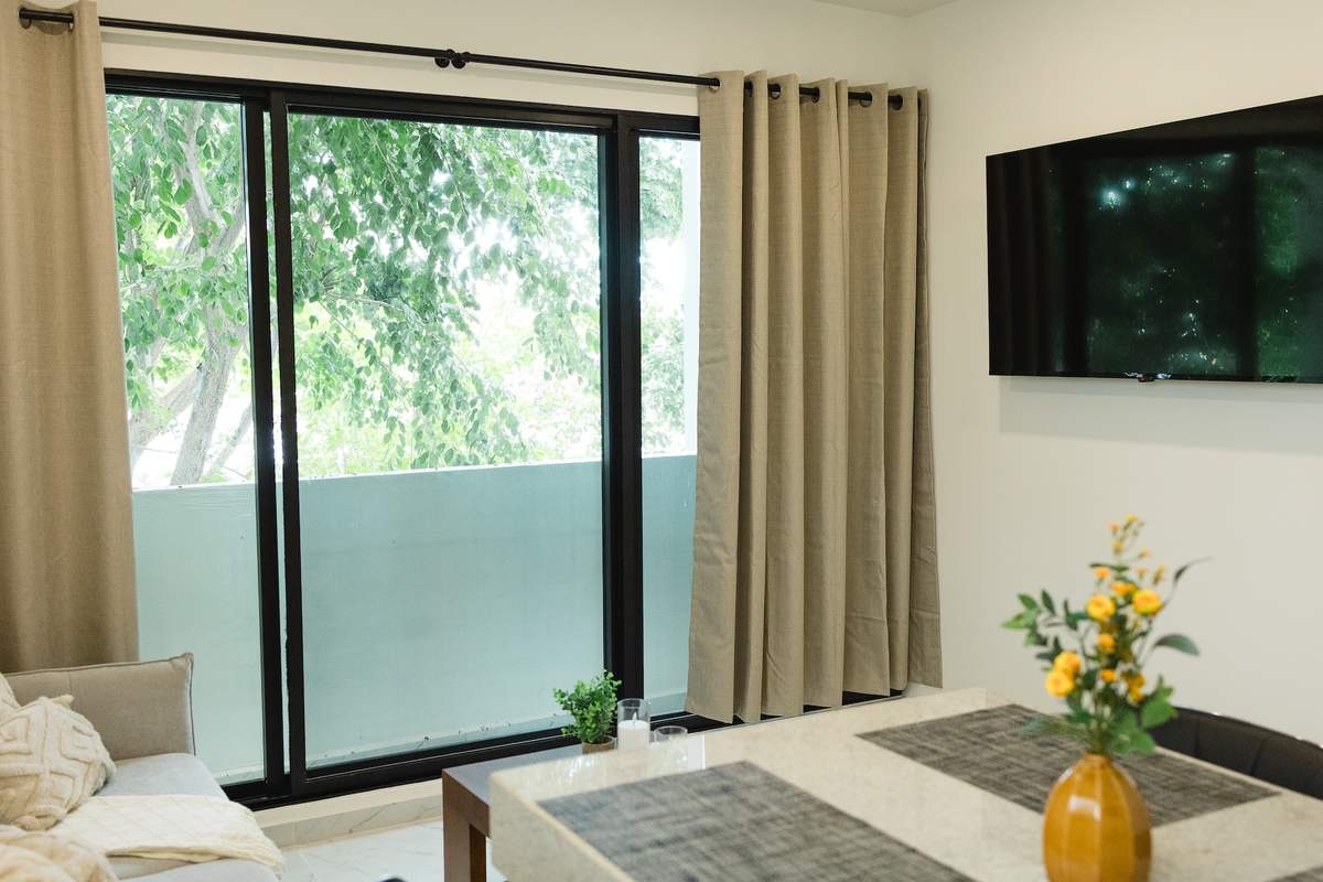Sala con ventanal y vista a los árboles