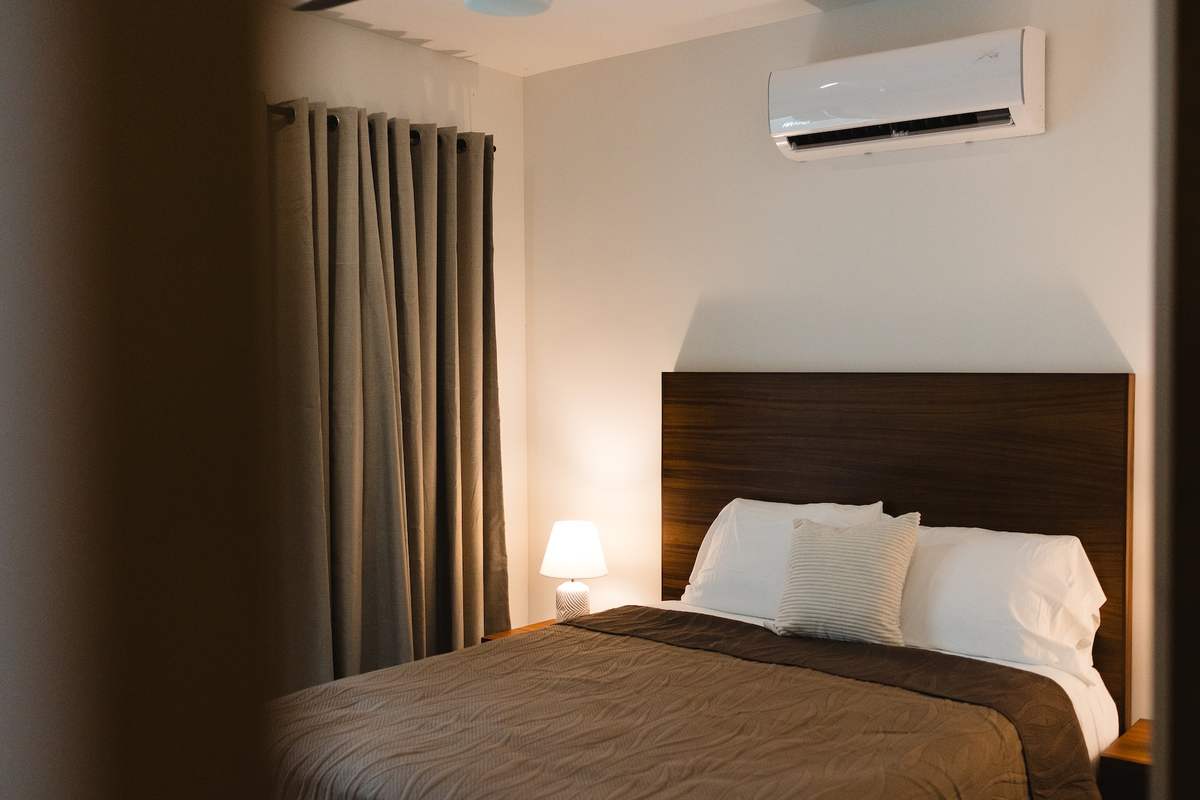 Recámara con cama king y clima